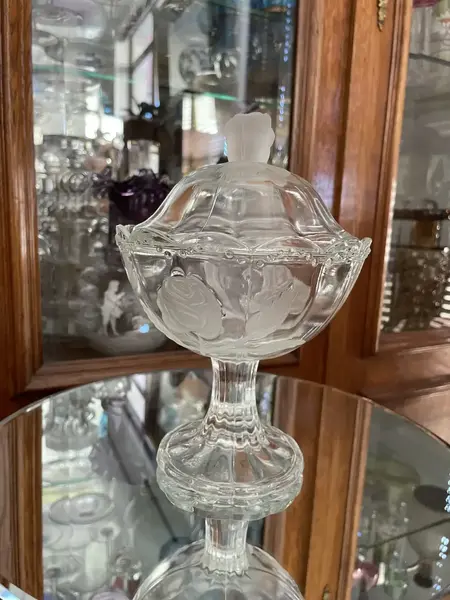 Foto de um(a) Antiga Bomboniere Compoteira Em Cristal Francês Satiné, da categoria de Garrafas, potes e jarros. Antiga bomboniere compoteira em cristal francês prensado, com detalhes em Satiné, decoração floral em relevo e acetinada.... Mostrado de uma perspectiva diferente. Vendido no marketplace Trésors.