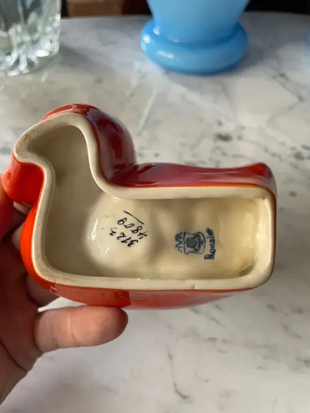 Foto de um(a) Antiga E Rara Forma De Pato Art Deco Em Porcelana Alemã, da categoria de Travessas e tigelas. Antiga e rara forminha no formato de pato, peça em porcelana alemã. Período Art Deco. Medidas 5 x 12 x 9cm. Mostrado de uma perspectiva diferente. Vendido no marketplace Trésors.