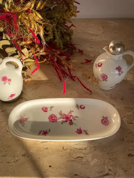Foto de um(a) Antigo Galheteiro Azeite E Vinagre Porcelana Alemã E Prata, da categoria de Saleiros e pimenteiros. ~ Thomas / Germany ~Antigo e delicadíssimo galheteiro para azeite e vinagre em porcelana alemã com linda decoração. As... Mostrado de uma perspectiva diferente. Vendido no marketplace Trésors.