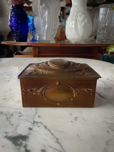 Foto de um(a) Deposé Antiga Rara Caixa Porta Joias Metal Francês Boulle, da categoria de Cestos e Caixas. ~ Deposé France ~Antiga e fina caixa decorativa, porta joias em bronze francês. Linda decoração boulle com guirlandas e... Mostrado de uma perspectiva diferente. Vendido no marketplace Trésors.