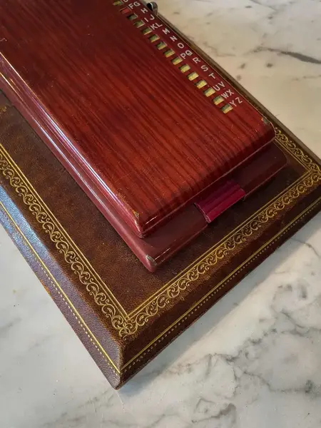 Foto de um(a) Antigo Raro Porta Blocos Art Deco Baquelite E Couro Italiano, da categoria de Itens de Escritório. Antigo e raro bloco para escritório em baquelite e couro italiano e com fios de ouro. A peça está toda original do século... Mostrado de uma perspectiva diferente. Vendido no marketplace Trésors.
