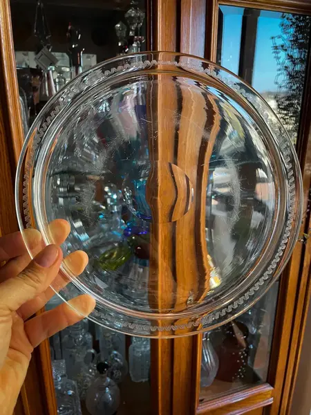 Foto de um(a) Antiga Rara Boleira Queijeira Cristal Francês Saint Louis, da categoria de Garrafas, potes e jarros. Boleira ou queijeira? Tanto faz! Para servir ou decorar, são peças úteis, versáteis e muito elegantes. Cristal francês da... Mostrado de uma perspectiva diferente. Vendido no marketplace Trésors.