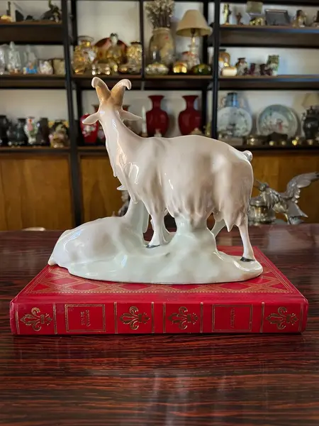 Foto de um(a) Antiga Escultura Bloco Escultórico Cabra Em Porcelana Alemã, da categoria de Escultura. Antigo bloco escultórico representando família de cabras, uma graça! Peça artística, em porcelana alemã, com selo da... Mostrado de uma perspectiva diferente. Vendido no marketplace Trésors.