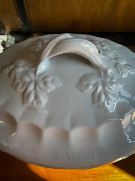 Foto de um(a) Antiga Grande Sopeira Em Porcelana Inglesa Ramo De Trigo, da categoria de Terrinas de sopa. ~ J&G Meakin Hanley ~ Clássica e atemporal, esta antiga e grande sopeira em porcelana inglesa na cor branca, decoração com... Mostrado de uma perspectiva diferente. Vendido no marketplace Trésors.
