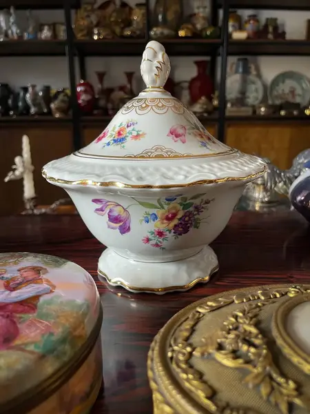 Foto de um(a) Antigo Potiche Caixa Decorativa Bomboniere Porcelana Bavaria, da categoria de Garrafas, potes e jarros. ~ Bavaria Germany ~Antiga e finíssima caixa decorativa ou potiche, bomboniere em porcelana artística alemã. Linda decoração... Mostrado de uma perspectiva diferente. Vendido no marketplace Trésors.