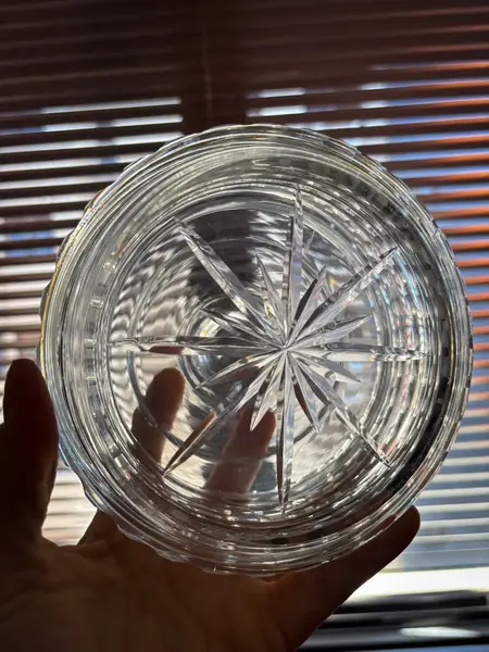 Foto de um(a) Antiga Bomboniere Caixa Decorativa Porta Joias Cristal Deco, da categoria de Cestos e Caixas. Antiga caixa decorativa, porta joias ou bomboniere em cristal alemão. Peça muito fina, toda lapidada à mão com o fundo... Mostrado de uma perspectiva diferente. Vendido no marketplace Trésors.