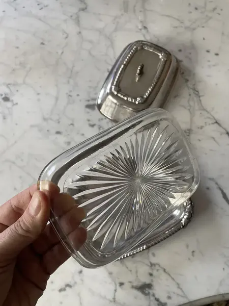 Foto de um(a) Antiga Manteigueira Inglesa Em Prata E Cristal Old English, da categoria de Garrafas, potes e jarros. Antiga e original manteigueira em metal inglês espessurado a prata, com recipiente interno em cristal. A peça encontra-se em... Mostrado de uma perspectiva diferente. Vendido no marketplace Trésors.
