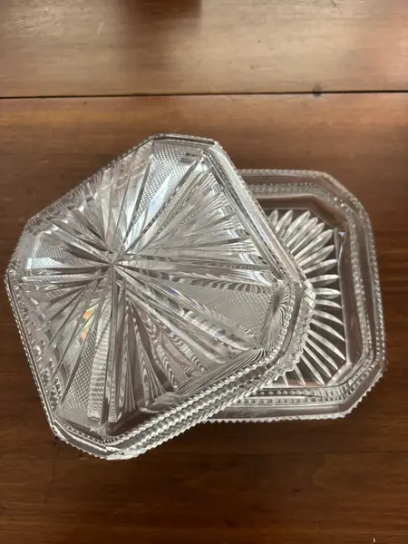 Foto de um(a) Antiga Caixa Decorativa Porta Joias Cristal Francês Baccarat, da categoria de Porta-Jóias. Antiga e especial caixa decorativa em cristal francês Baccarat, com primorosa lapidação manual.Seja como porta joias,... Mostrado de uma perspectiva diferente. Vendido no marketplace Trésors.