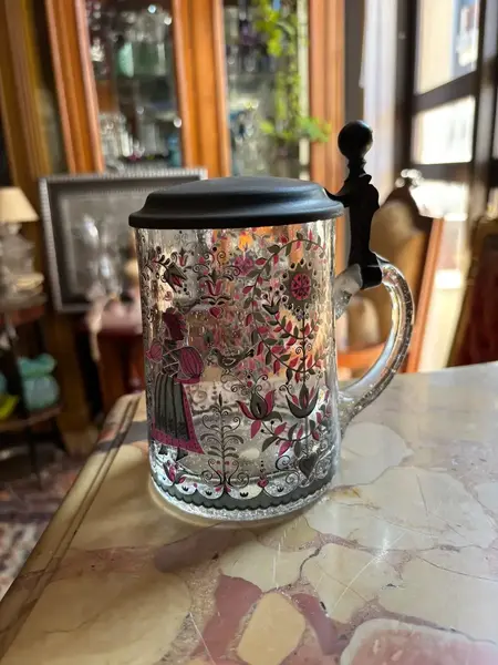 Foto de um(a) Antigo Tankard Ou Caneca De Chopp Em Murano Veneziano, da categoria de Canecas. Antigo tankard de coleção, caneco de chopp em vidro/murano artístico veneziano ricamente pintado à mão. Peça original do... Mostrado de uma perspectiva diferente. Vendido no marketplace Trésors.