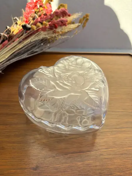 Foto de um(a) Antiga Caixa Decorativa Porta Joias Coração Cristal Satiné, da categoria de Porta-Jóias. Antiga caixa decorativa porta joias no formato de coração em cristal francês com detalhes em satiné.Medidas 8x15x15cm. Mostrado de uma perspectiva diferente. Vendido no marketplace Trésors.