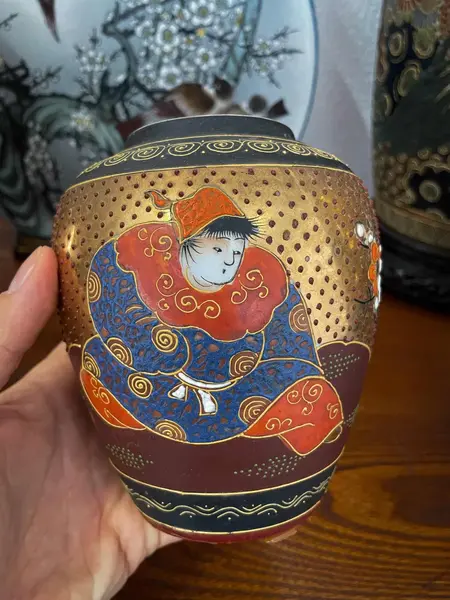 Foto de um(a) Antigo Raro Vaso Oriental Japonesa Porcelana Satsuma Pintado, da categoria de Vasos. Antigo vaso oriental em porcelana artística japonesa Satsuma, diferente formato bojudo e decoração toda diferente ao redor... Mostrado de uma perspectiva diferente. Vendido no marketplace Trésors.