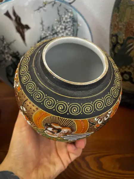 Foto de um(a) Antigo Raro Vaso Oriental Japonesa Porcelana Satsuma Pintado, da categoria de Vasos. Antigo vaso oriental em porcelana artística japonesa Satsuma, diferente formato bojudo e decoração toda diferente ao redor... Mostrado de uma perspectiva diferente. Vendido no marketplace Trésors.