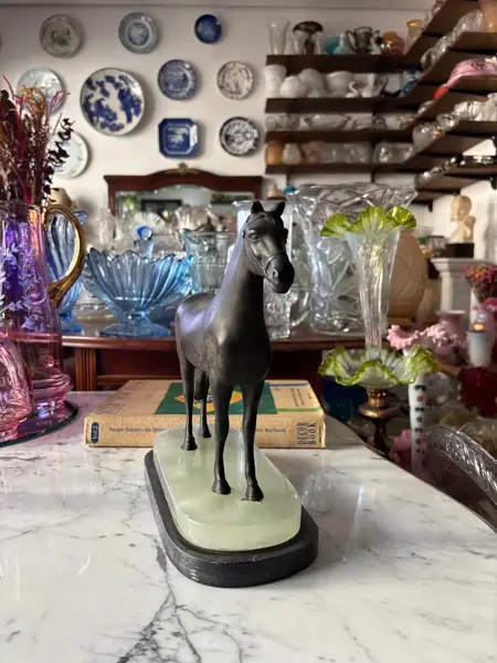 Foto de um(a) Antiga Escultura De Cavalo Em Bronze E Mármore Italiano, da categoria de Escultura. Antiga e imponente escultura artística de cavalo em bronze com base dupla de mármore preto e alabastro italiano. Obra muito... Mostrado de uma perspectiva diferente. Vendido no marketplace Trésors.