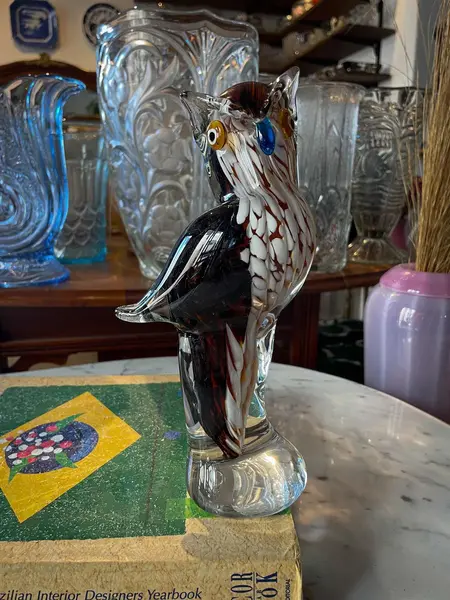 Foto de um(a) Antiga Obra Escultura De Coruja Art Deco Em Murano Italiano, da categoria de Escultura. ~ Italy Glass ~Belíssima escultura de coruja feita à mão em Murano artístico. Símbolo da inteligência e da sabedoria, a... Mostrado de uma perspectiva diferente. Vendido no marketplace Trésors.