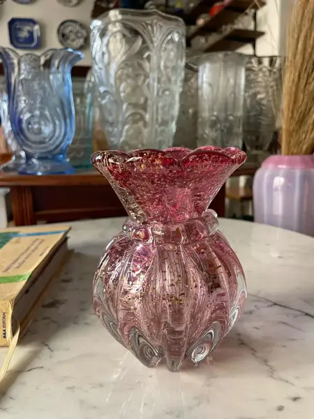 Foto de um(a) Antigo Pequeno Vaso Art Deco Murano Vermelho Com Ouro Italy Glass, da categoria de Vasos. Mix and Match!Murano com ouro é a melhor combinação que temos. Antigo vaso artístico feito à mão em Murano Italy Glass com... Mostrado de uma perspectiva diferente. Vendido no marketplace Trésors.