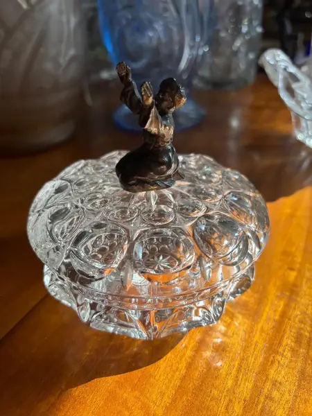 Foto de um(a) Antiga Caixa Decorativa Porta Joias Cristal E Pétit Bronze, da categoria de Porta-Jóias. Antiga caixa decorativa ou porta joias em cristal francês, pegador com figura em pétit bronze francês. Peça super diferente... Mostrado de uma perspectiva diferente. Vendido no marketplace Trésors.