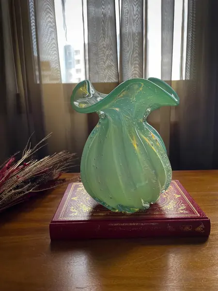 Foto de um(a) Antigo Vaso Art Deco Em Murano Verde Leitoso Opalescente, da categoria de Vasos. ~ Murano Opalescent Glass ~Murano opalescente é muito chique. Antigo vaso artístico feito à mão em Murano italiano... Mostrado de uma perspectiva diferente. Vendido no marketplace Trésors.
