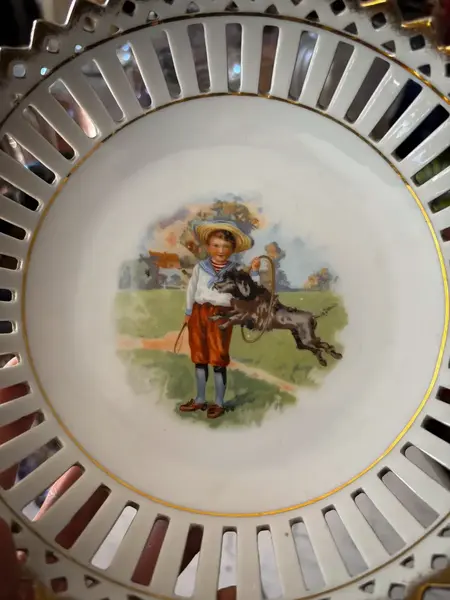 Foto de um(a) Antigo Prato Decorativo Borda Fenestrada Porcelana Schumann, da categoria de Pratos Decorativos. ~ Schumann Bavaria ~Antigo e decorarivo prato fruteira em porcelana alemã com a borda fenestrada e filete em ouro. Belíssima... Mostrado de uma perspectiva diferente. Vendido no marketplace Trésors.