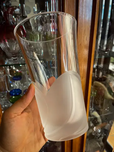 Foto de um(a) Antigo Vaso Art Deco Em Cristal Francês Darques Satiné, da categoria de Vasos. ~ Crystal D’arques ~Antigo e sofisticado vaso artístico em cristal francês lapidado à mão com decoração satiné em relevo,... Mostrado de uma perspectiva diferente. Vendido no marketplace Trésors.