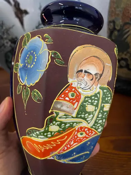 Foto de um(a) Antigo Vaso Jarro Oriental Porcelana Japonesa Satsuma Azul, da categoria de Vasos. Antigo vaso oriental em porcelana artística japonesa Satsuma, rara cor azul cobalto. Decoração toda diferente ao redor da... Mostrado de uma perspectiva diferente. Vendido no marketplace Trésors.