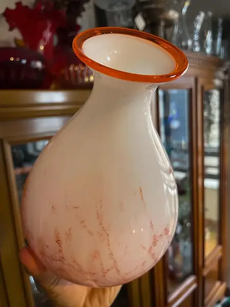 Foto de um(a) Antigo Vaso Jarro Art Deco Murano Italiano Leitoso Laranja, da categoria de Vasos. ~ Italy Glass ~Belíssimo vaso artístico em Murano branco leitoso com rajados em tons de laranja e vermelho. O bocal tem uma... Mostrado de uma perspectiva diferente. Vendido no marketplace Trésors.