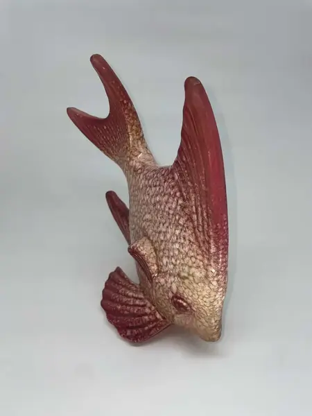 Foto de um(a) Antiga Escultura Art Deco Peixe Em Porcelana Faiança Tcheca, da categoria de Escultura. Imponente e diferente escultura artística em faiança na forma de peixe, década de 1950. Período Art Deco.Medidas 27x25cm. Mostrado de uma perspectiva diferente. Vendido no marketplace Trésors.
