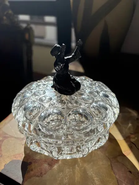 Foto de um(a) Antiga Caixa Decorativa Porta Joias Cristal E Pétit Bronze, da categoria de Porta-Jóias. Antiga caixa decorativa ou porta joias em cristal francês, pegador com figura em pétit bronze francês. Peça super diferente... Mostrado de uma perspectiva diferente. Vendido no marketplace Trésors.