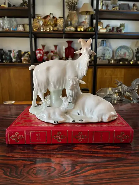 Foto de um(a) Antiga Escultura Bloco Escultórico Cabra Em Porcelana Alemã, da categoria de Escultura. Antigo bloco escultórico representando família de cabras, uma graça! Peça artística, em porcelana alemã, com selo da... Mostrado de uma perspectiva diferente. Vendido no marketplace Trésors.