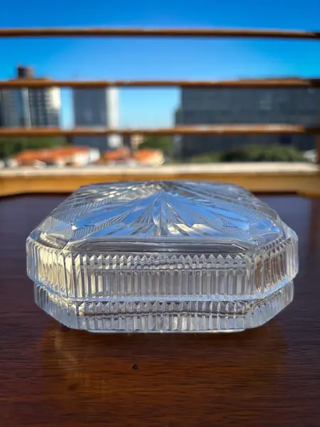 Foto de um(a) Antiga Caixa Decorativa Porta Joias Cristal Francês Baccarat, da categoria de Porta-Jóias. Antiga e especial caixa decorativa em cristal francês Baccarat, com primorosa lapidação manual.Seja como porta joias,... Mostrado de uma perspectiva diferente. Vendido no marketplace Trésors.