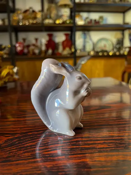 Foto de um(a) Antigo Bibelô Figurine Esquilo Porcelana Royal Copenhagen, da categoria de Modelos e estatuetas. Royal CopenhagenAntiga e rara escultura/bibelô em porcelana artística. Peça catalogada e assinada pelo artista. Item de... Mostrado de uma perspectiva diferente. Vendido no marketplace Trésors.