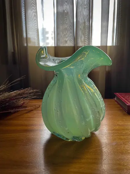 Foto de um(a) Antigo Vaso Art Deco Em Murano Verde Leitoso Opalescente, da categoria de Vasos. ~ Murano Opalescent Glass ~Murano opalescente é muito chique. Antigo vaso artístico feito à mão em Murano italiano... Mostrado de uma perspectiva diferente. Vendido no marketplace Trésors.