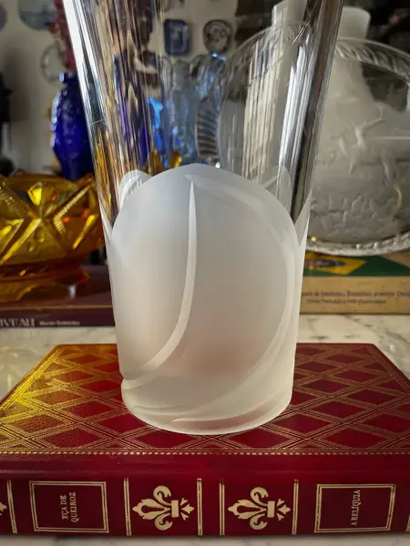 Foto de um(a) Antigo Vaso Art Deco Em Cristal Francês Darques Satiné, da categoria de Vasos. ~ Crystal D’arques ~Antigo e sofisticado vaso artístico em cristal francês lapidado à mão com decoração satiné em relevo,... Mostrado de uma perspectiva diferente. Vendido no marketplace Trésors.