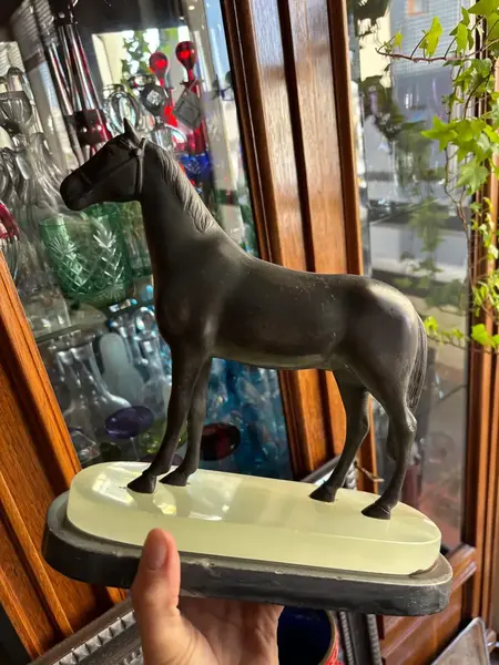 Foto de um(a) Antiga Escultura De Cavalo Em Bronze E Mármore Italiano, da categoria de Escultura. Antiga e imponente escultura artística de cavalo em bronze com base dupla de mármore preto e alabastro italiano. Obra muito... Mostrado de uma perspectiva diferente. Vendido no marketplace Trésors.