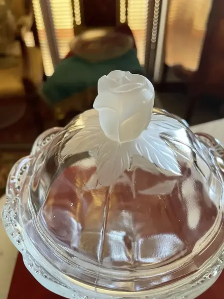 Foto de um(a) Antiga Bomboniere Compoteira Em Cristal Francês Satiné, da categoria de Garrafas, potes e jarros. Antiga bomboniere compoteira em cristal francês prensado, com detalhes em Satiné, decoração floral em relevo e acetinada.... Mostrado de uma perspectiva diferente. Vendido no marketplace Trésors.