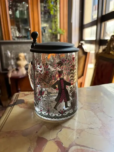 Foto de um(a) Antigo Tankard Ou Caneca De Chopp Em Murano Veneziano, da categoria de Canecas. Antigo tankard de coleção, caneco de chopp em vidro/murano artístico veneziano ricamente pintado à mão. Peça original do... Mostrado de uma perspectiva diferente. Vendido no marketplace Trésors.