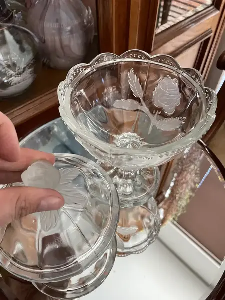 Foto de um(a) Antiga Bomboniere Compoteira Em Cristal Francês Satiné, da categoria de Garrafas, potes e jarros. Antiga bomboniere compoteira em cristal francês prensado, com detalhes em Satiné, decoração floral em relevo e acetinada.... Mostrado de uma perspectiva diferente. Vendido no marketplace Trésors.
