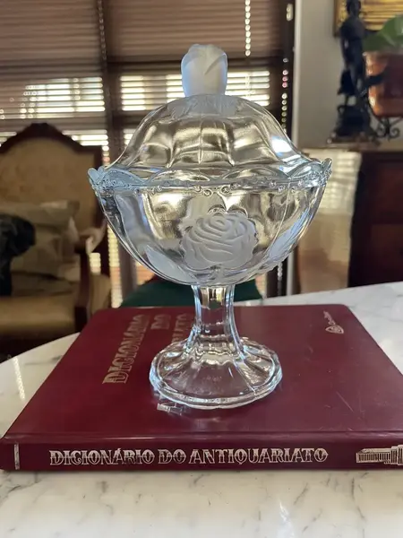 Foto de um(a) Antiga Bomboniere Compoteira Em Cristal Francês Satiné, da categoria de Garrafas, potes e jarros. Antiga bomboniere compoteira em cristal francês prensado, com detalhes em Satiné, decoração floral em relevo e acetinada.... Mostrado de uma perspectiva diferente. Vendido no marketplace Trésors.