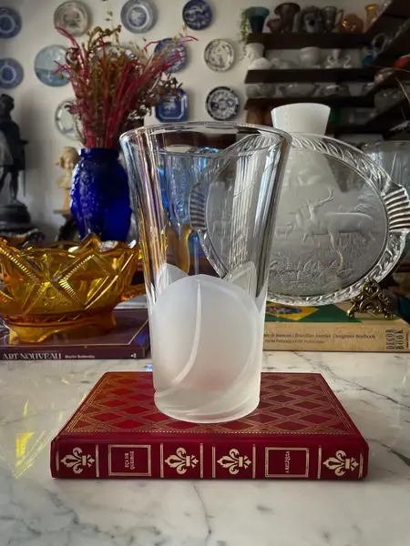Foto de um(a) Antigo Vaso Art Deco Em Cristal Francês Darques Satiné, da categoria de Vasos. ~ Crystal D’arques ~Antigo e sofisticado vaso artístico em cristal francês lapidado à mão com decoração satiné em relevo,... Mostrado de uma perspectiva diferente. Vendido no marketplace Trésors.