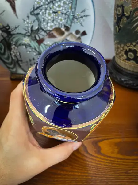 Foto de um(a) Antigo Vaso Jarro Oriental Porcelana Japonesa Satsuma Azul, da categoria de Vasos. Antigo vaso oriental em porcelana artística japonesa Satsuma, rara cor azul cobalto. Decoração toda diferente ao redor da... Mostrado de uma perspectiva diferente. Vendido no marketplace Trésors.