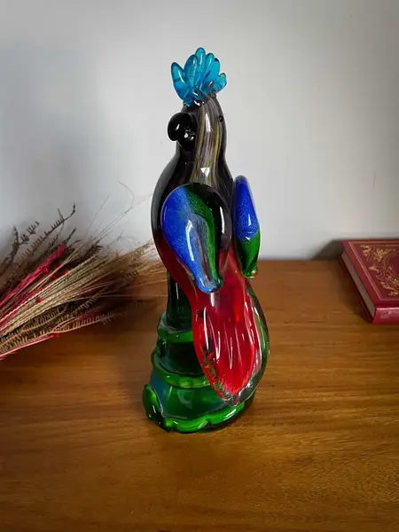 Foto de um(a) Antiga Escultura Pássaro Art Deco Original Murano Italiano, da categoria de Escultura. Antiga e exuberante escultura artística em cristal de Murano. Trabalho totalmente manual. Lindas cores em tons de verde, com... Mostrado de uma perspectiva diferente. Vendido no marketplace Trésors.