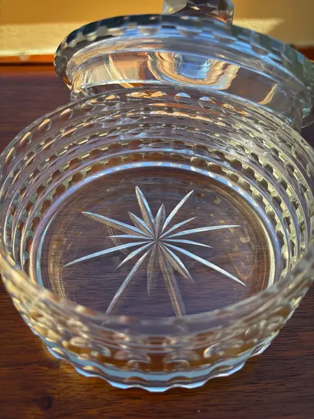 Foto de um(a) Antiga Bomboniere Caixa Decorativa Porta Joias Cristal Deco, da categoria de Cestos e Caixas. Antiga caixa decorativa, porta joias ou bomboniere em cristal alemão. Peça muito fina, toda lapidada à mão com o fundo... Mostrado de uma perspectiva diferente. Vendido no marketplace Trésors.