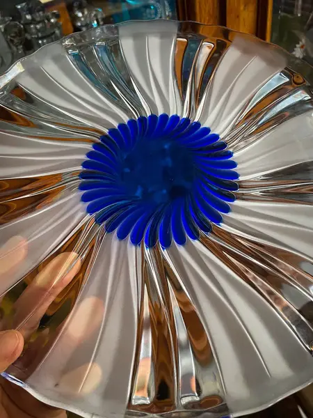 Foto de um(a) Antigos Pratos De Sobremesa Art Deco Cristal D Arques Paris, da categoria de Jogos de pratos. ~ Cristal d’Arques Paris ~Antigo e finíssimo conjunto para servir tortas e sobremesas em cristal francês doublé na cor azul,... Mostrado de uma perspectiva diferente. Vendido no marketplace Trésors.