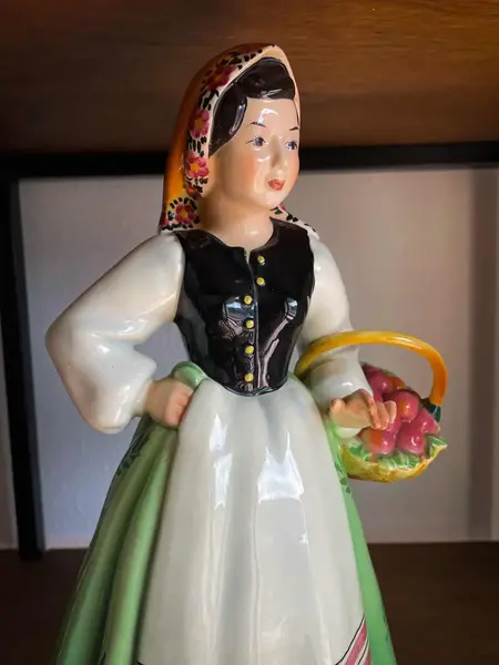Foto de um(a) Antiga Escultura Feminina Camponesa Porcelana Italiana Lenci, da categoria de Escultura. ~ Made in Italy ~Antiga e grande escultura artística em porcelana italiana. Figura de camponesa com cesta e frutas. A peça é... Mostrado de uma perspectiva diferente. Vendido no marketplace Trésors.