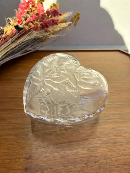 Foto de um(a) Antiga Caixa Decorativa Porta Joias Coração Cristal Satiné, da categoria de Porta-Jóias. Antiga caixa decorativa porta joias no formato de coração em cristal francês com detalhes em satiné.Medidas 8x15x15cm. Mostrado de uma perspectiva diferente. Vendido no marketplace Trésors.