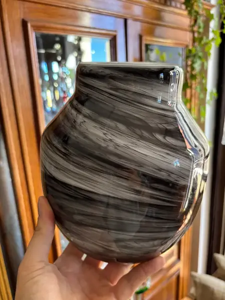 Foto de um(a) Antigo Vaso Jarro Art Deco Murano Leitoso George Davidson, da categoria de Vasos. ~ George Davidson Glass ~ Sofisticado vaso de Murano artístico nas cores preta e branca. Técnica de trabalho “Sandwich... Mostrado de uma perspectiva diferente. Vendido no marketplace Trésors.