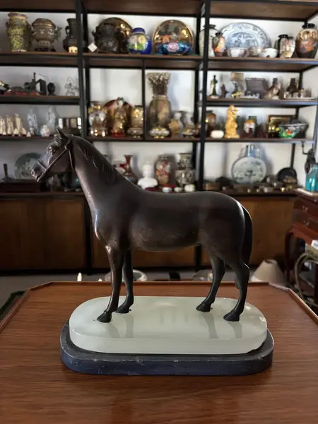 Foto de um(a) Antiga Escultura De Cavalo Em Bronze E Mármore Italiano, da categoria de Escultura. Antiga e imponente escultura artística de cavalo em bronze com base dupla de mármore preto e alabastro italiano. Obra muito... Mostrado de uma perspectiva diferente. Vendido no marketplace Trésors.
