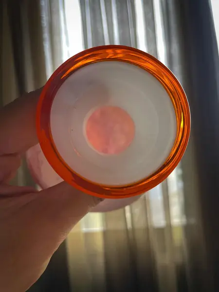 Foto de um(a) Antigo Vaso Jarro Art Deco Murano Italiano Leitoso Laranja, da categoria de Vasos. ~ Italy Glass ~Belíssimo vaso artístico em Murano branco leitoso com rajados em tons de laranja e vermelho. O bocal tem uma... Mostrado de uma perspectiva diferente. Vendido no marketplace Trésors.