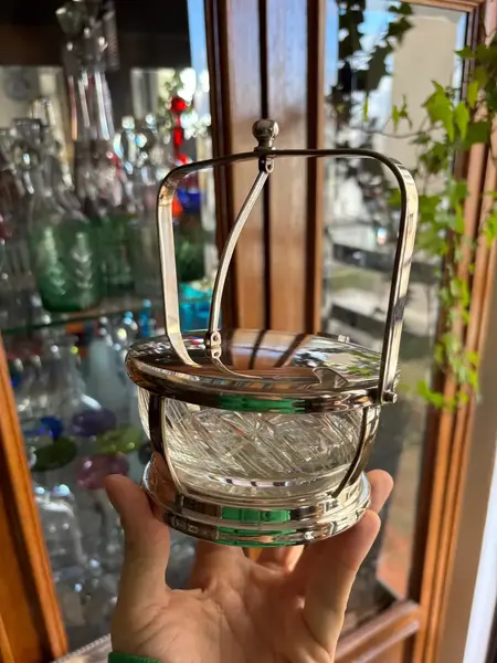 Foto de um(a) Antiga Queijeira Farinheira Açucareiro Prata Epns E Cristal, da categoria de Garrafas, potes e jarros. Antiga e finíssima queijeira/açucareiro/farinheira (são várias as utilidades para essa peça) em metal espessurado a prata,... Mostrado de uma perspectiva diferente. Vendido no marketplace Trésors.