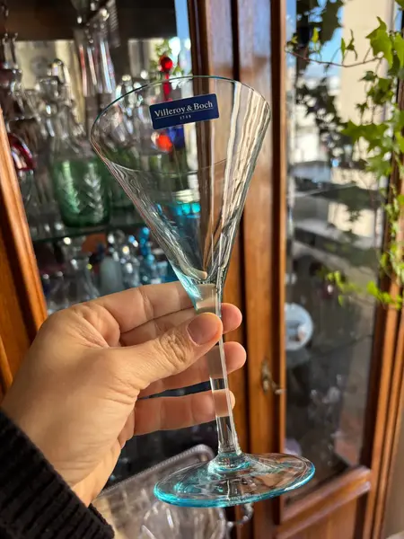 Foto de um(a) Antigo Conjunto Quatro Taças Martini Cristal Villeroy Boch, da categoria de Taças. Belíssimo conjunto com quatro grandes taças para Martini em cristal alemão, da Cristallerie Villeroy & Boch. Modelo Acqua... Mostrado de uma perspectiva diferente. Vendido no marketplace Trésors.