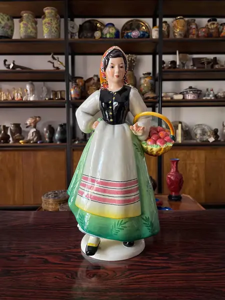 Foto de um(a) Antiga Escultura Feminina Camponesa Porcelana Italiana Lenci, da categoria de Escultura. ~ Made in Italy ~Antiga e grande escultura artística em porcelana italiana. Figura de camponesa com cesta e frutas. A peça é... Mostrado de uma perspectiva diferente. Vendido no marketplace Trésors.